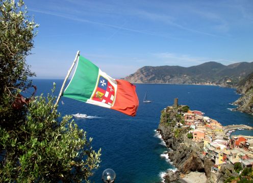 45 leaving vernazza with italian marittime flag