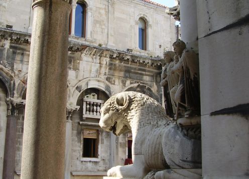 Split roman lion in palace